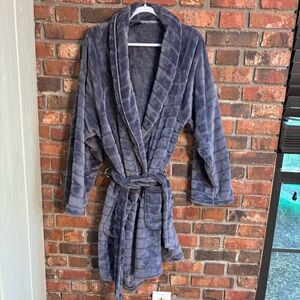 Victoria’s Secret womens soft cozy plush striped short robe gray XL/XXL